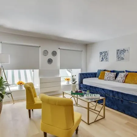 Modern French Country Studio Charm In The Canal Saint Martin 10th District Apartmán Paříž