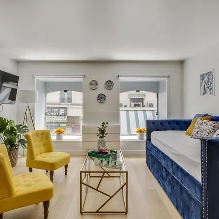 Modern French Country Studio Charm In The Canal Saint Martin 10th District Apartmán