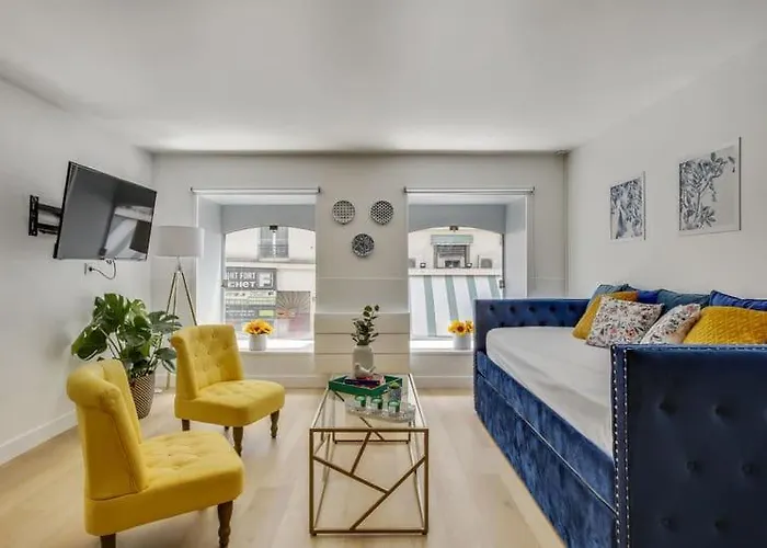 Modern French Country Studio Charm In The Canal Saint Martin 10th District 아파트